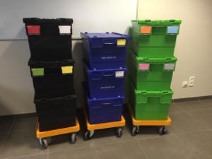 Bacs de tri multicolores et étiquetés pour un déménagement de bureau